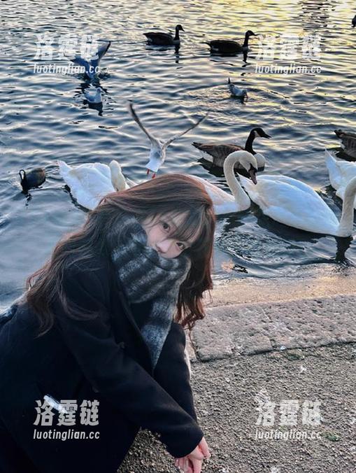 登录进51吃瓜，目睹花店老板娘花间跳舞，可能是给花儿们助兴吧？