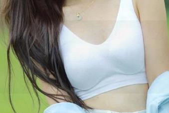 蹲守“zztt35.ccm”网站，你会觉得朱自清的《背影》突然化作奇妙的网络情怀，每则消息都有深意。