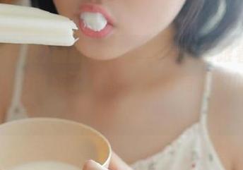 最新黑料在线：蹲着跟着吃瓜，不小心也成了焦点，幸好有你们的黑料材料！